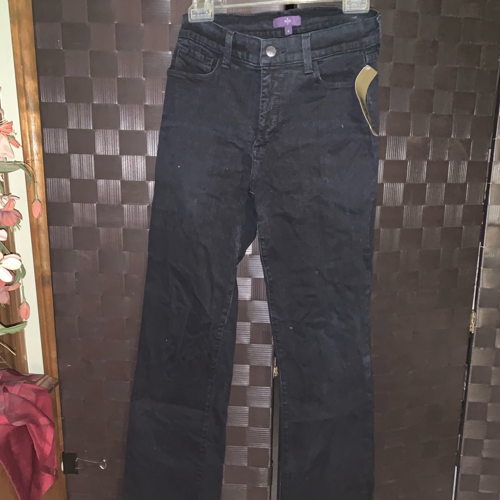 NEW! NYDJ (Not Your Daughter’s Jeans) NWT SZ 6. Black skinny Jean.